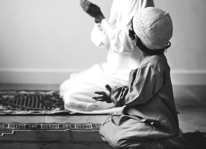 muslim-boy-learning-how-make-dua-allah
