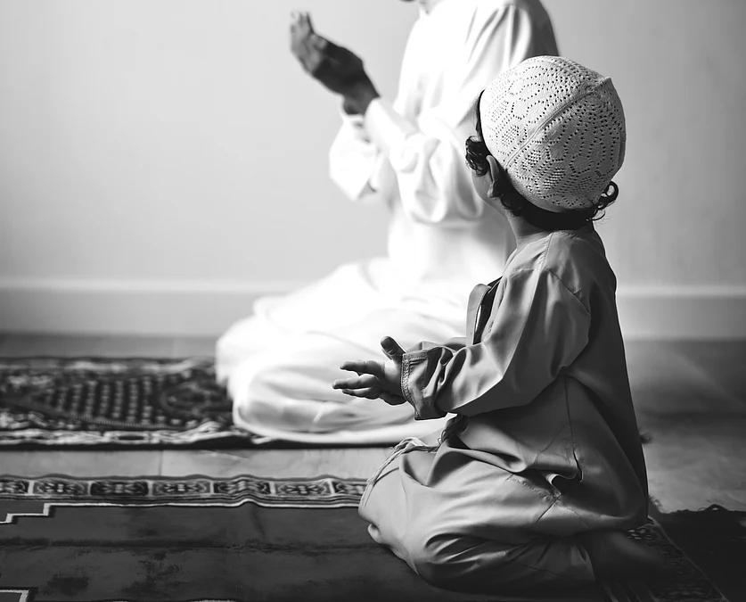 muslim-boy-learning-how-make-dua-allah