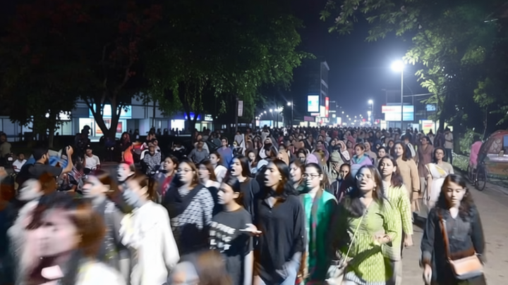 জাহাঙ্গীরনগরে ছাত্রী ধর্ষণচেষ্টার প্রতিবাদে মশাল হাতে শিক্ষার্থীদের বিক্ষোভ