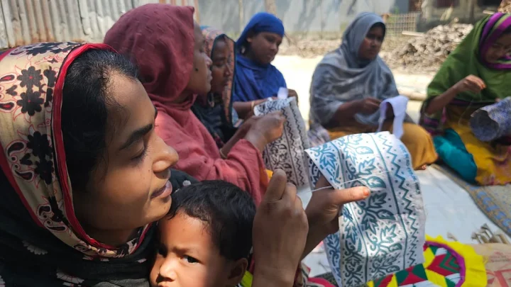 সুইয়ের ফোঁড়ে নান্দনিক নকশায় ফুটে উঠছে প্রতিটি টুপি