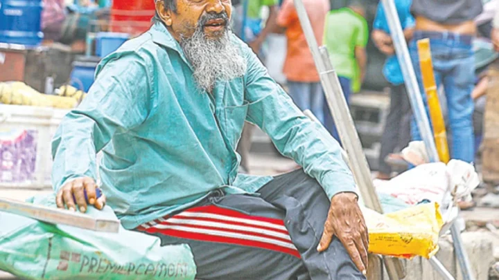 শ্রমের হাটে ‘বিক্রি হওয়ার’ অপেক্ষায় মানুষগুলো