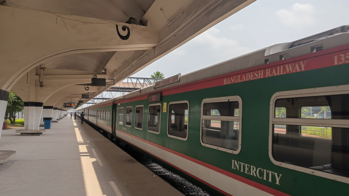 ঈদযাত্রায় ট্রেনের একটি টিকিটের জন্য প্রায় ৪০০ জনের চেষ্টা, এক ঘণ্টার মধ্যেই বিক্রি শেষ