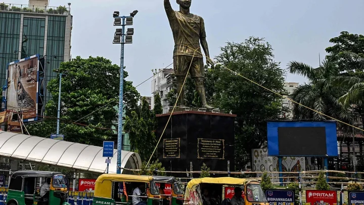 কলকাতায় সরিয়ে ফেলা হচ্ছে মেসির ভাস্কর্য