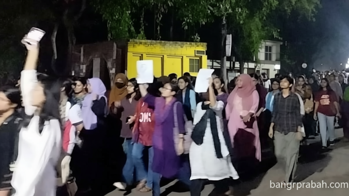 জাবিতে ছাত্রী ধর্ষণচেষ্টার প্রতিবাদে রাতে শিক্ষার্থীদের বিক্ষোভ মিছিল