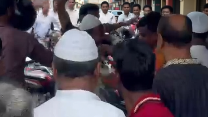 পশুর হাটের ইজারা : নেত্রকোনায় বিএনপি ও জামায়াতের নেতা-কর্মীদের মধ্যে হাতাহাতি