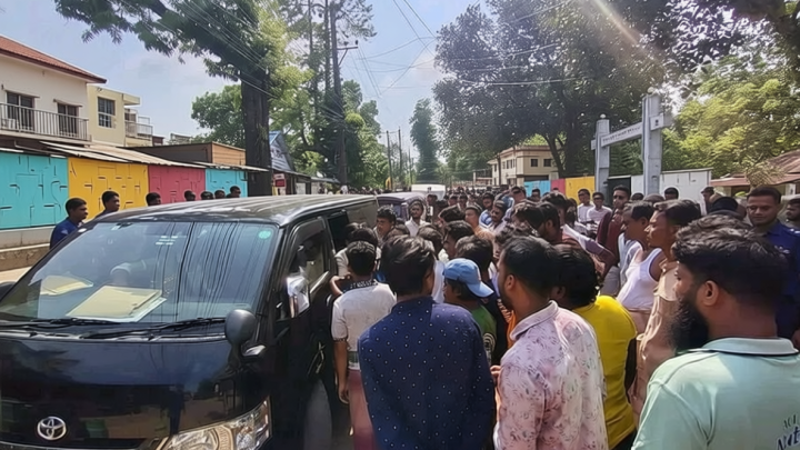 খাবার হোটেলে অভিযানে গিয়ে চাকসু প্রতিনিধি ও ভোক্তা অধিকার কর্মকর্তারা অবরুদ্ধ