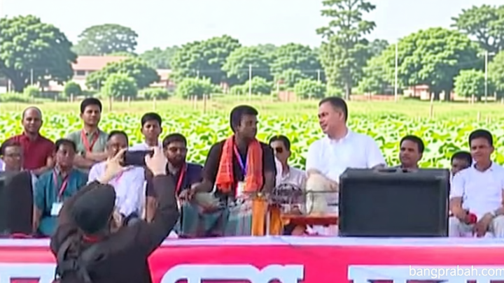কৃষককে ডেকে পাশে বসালেন প্রধানমন্ত্রী তারেক রহমান