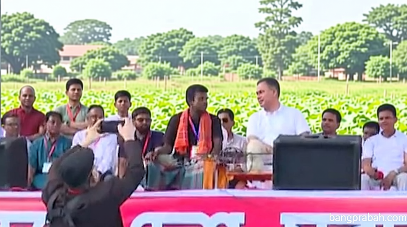 কৃষককে ডেকে পাশে বসালেন প্রধানমন্ত্রী তারেক রহমান