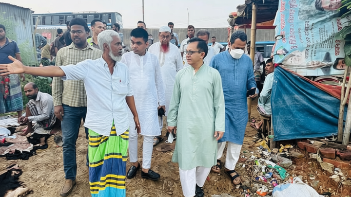 কোরবানির চামড়া ব্যবস্থাপনা দেখতে আমিনবাজারে বাণিজ্যমন্ত্রী