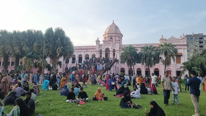 ঈদের তৃতীয় দিনেও ভিড় আহসান মঞ্জিলে, ইতিহাস-ঐতিহ্য ঘুরে দেখেন দর্শনার্থীরা