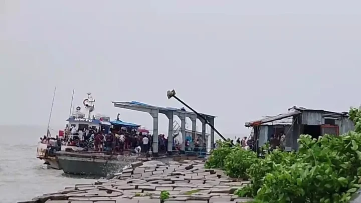 মেঘনার বুকে ঝড়ের কবলে সি-ট্রাক, অল্পের জন্য রক্ষা পেলেন পাঁচ শতাধিক যাত্রী