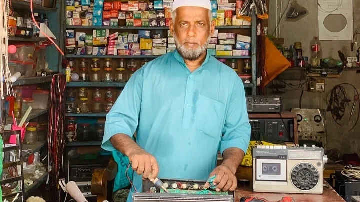 জেলেনৌকার সদস্য থেকে দক্ষ কারিগর; নিজ চেষ্টায়–প্রচেষ্টায় যেভাবে ভাগ্য বদলালেন ফারুক
