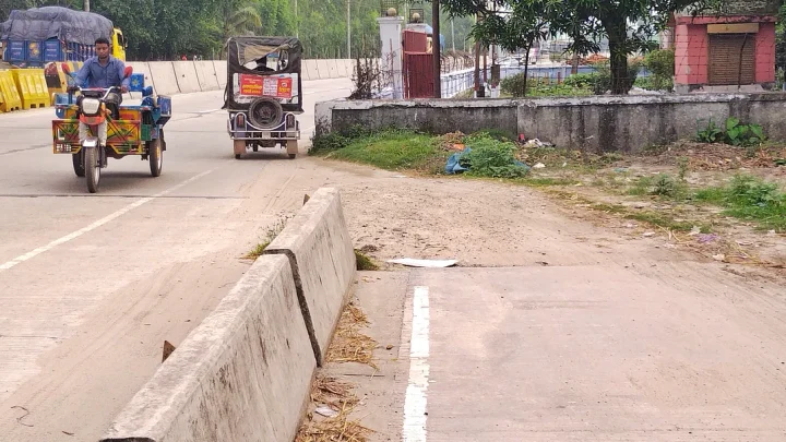 মহাসড়কের ৩০ মিটার অংশে ‘সার্ভিস লেন’ নেই, বড় দুর্ঘটনার শঙ্কা
