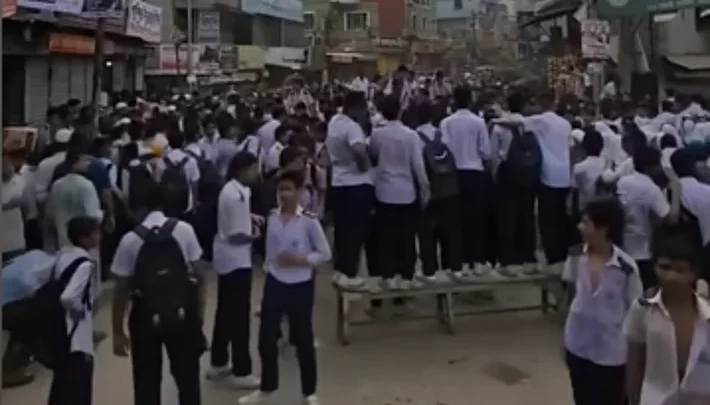 এক ছাত্রীর আত্মহত্যার পর দনিয়ার ব্রাইট স্কুল অ্যান্ড কলেজে শিক্ষার্থীদের বিক্ষোভ-ভাঙচুর