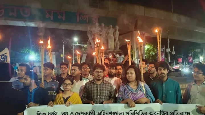 শিশু ধর্ষণ, হত্যা ও আইনশৃঙ্খলা অবনতির প্রতিবাদে ঢাকা বিশ্ববিদ্যালয়ে ছাত্রশক্তির মশালমিছিল