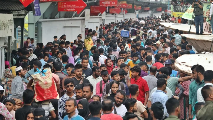বৈরী আবহাওয়ার বিঘ্ন কাটিয়ে দুপুরের পর সদরঘাটে যাত্রীদের ভিড়