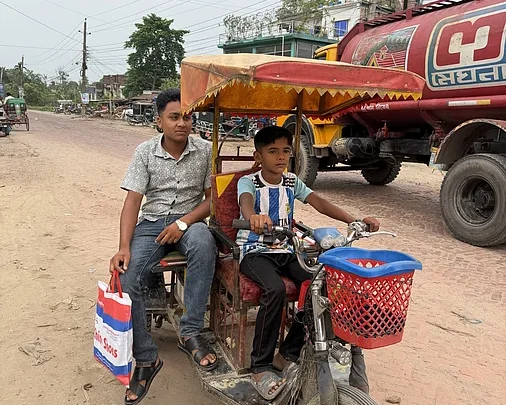 বাবার ওষুধের টাকা জোগাড় করতে শিশুটি ভ্যানগাড়ি চালায়