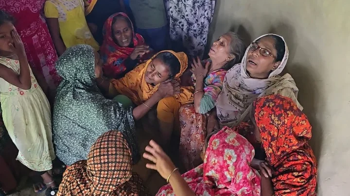 নওগাঁর ১০ ফেরিওয়ালাসহ ১৫ জনের করুণ মৃত্যু