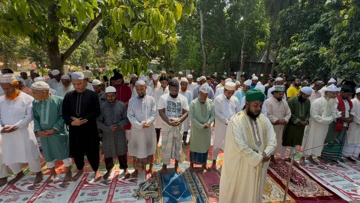 সৌদির সঙ্গে মিল রেখে দেশের বিভিন্ন এলাকায় ঈদ উদ্‌যাপন