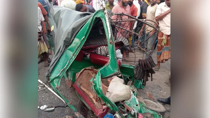 সিরাজগঞ্জে বাসচাপায় অটোরিকশার ৩ যাত্রী নিহত