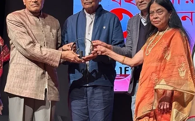নিউইয়র্কে মুক্তধারা-জিএফবি সাহিত্য পুরস্কার পেলেন সাহিত্যিক আবদুন নূর