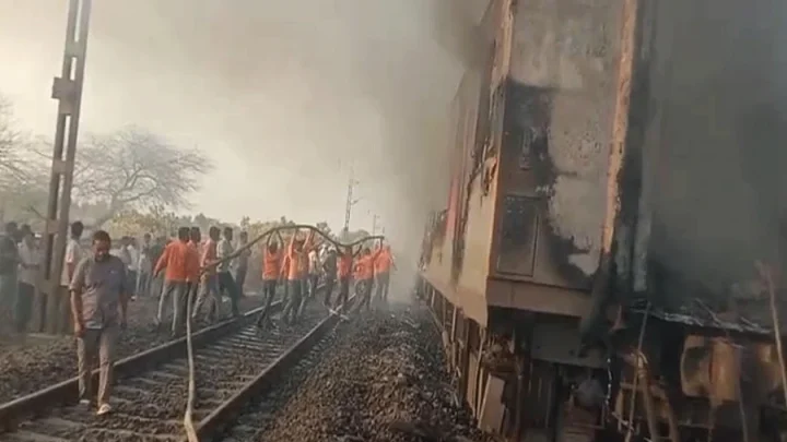 ভারতে ‘রাজধানী এক্সপ্রেস’ ট্রেনে অগ্নিকাণ্ড