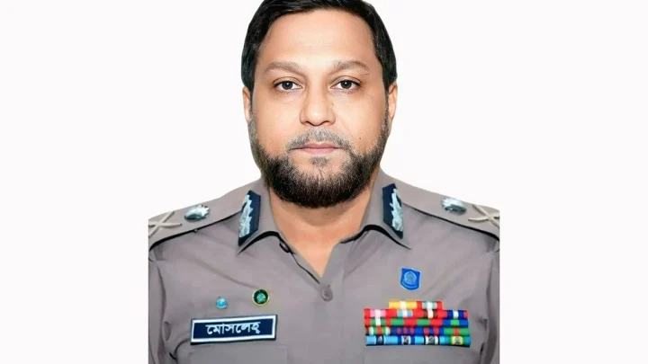 ঈদযাত্রায় নিরাপত্তা জোরদার, অতিরিক্ত ভাড়া নিলেই ব্যবস্থা: ডিএমপি কমিশনার