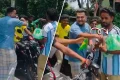 ব্রাজিল–ভক্তদের র‍্যালিতে আর্জেন্টিনার সমর্থকদের 7up বিতরণ