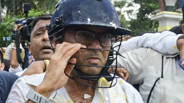 নিহত কর্মীর বাড়িতে যেতে বিক্ষোভের মুখে অভিষেক, ছোড়া হলো ডিম-জুতা