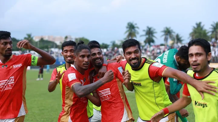 সংকট পেরিয়ে কিংসের রাজত্ব, মাঠের লড়াই ও তপু-সোহেলদের ড্রেসিংরুমের উৎসবের গল্প