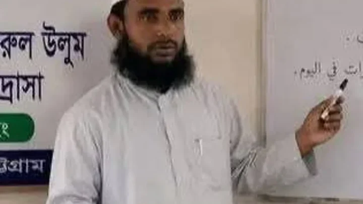 বাজার থেকে বাড়ি ফিরছিলেন মাদ্রাসাশিক্ষক, উঠানে বজ্রপাতে মৃত্যু
