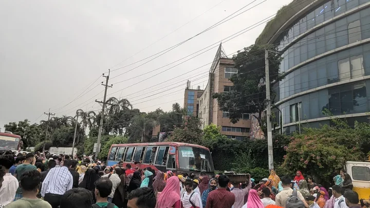 সোনারগাঁয়ে বেতনের দাবিতে শ্রমিকদের মহাসড়ক অবরোধ
