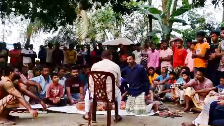 বাগমারায় ‘মব’ তৈরি করে ব্যবসায়ীর কাছ থেকে ফাঁকা চেক-স্ট্যাম্পে সই নেওয়ার অভিযোগ