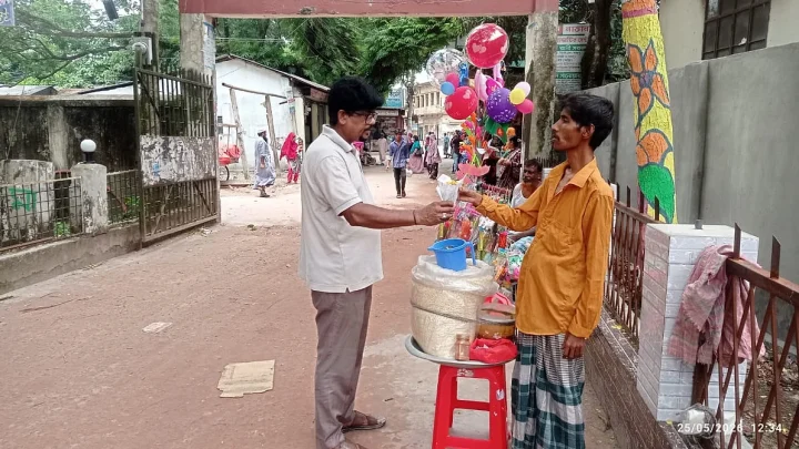 ‘গতর খাইটা সংসার চালাই, কারও কাছে হাত পাততে লজ্জা লাগে’