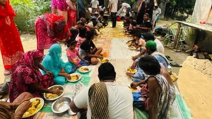 পকেট খরচ বাঁচিয়ে ৩০০ অসহায় মানুষকে খাওয়ালেন তরুণেরা