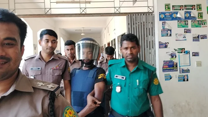 পল্লবীতে নৃশংসভাবে শিশু হত্যার ঘটনায় গ্রেপ্তার সোহেলকে আদালতে আনা হয়েছে