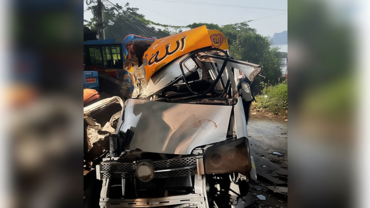 চট্টগ্রামের কর্ণফুলীতে বাস-লেগুনা সংঘর্ষে নিহত ৩, আহত ৭