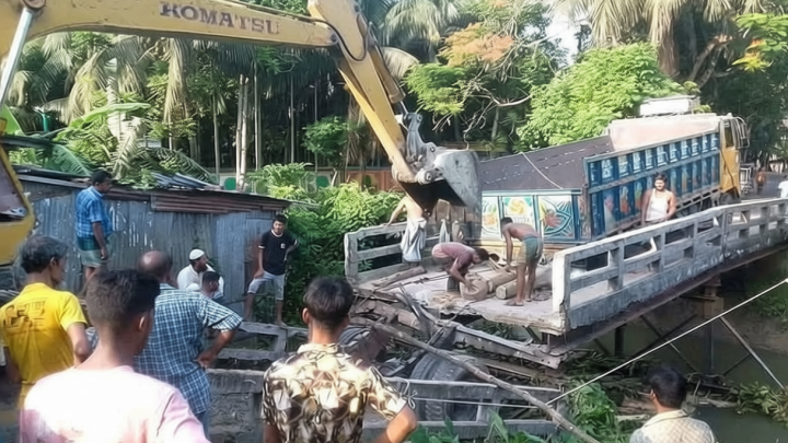 ঝালকাঠিতে পাথরবোঝাই ট্রাকের ভারে সেতু ভেঙে খালে, যোগাযোগ বিচ্ছিন্ন