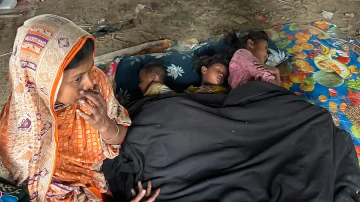 আগুনে পুড়েছে সব, ফেরেননি স্বামী, তিন সন্তানকে আঁকড়ে অপেক্ষায় এক মা