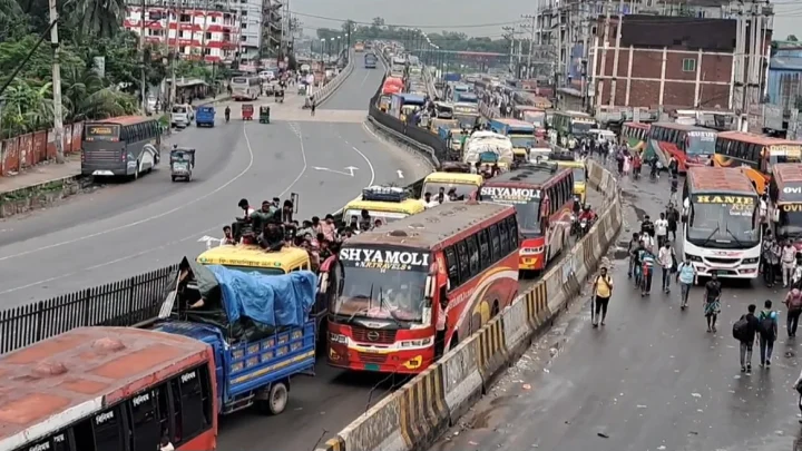 গাজীপুরে দুই মহাসড়কে থেমে থেমে চলছে গাড়ি, বৃষ্টিতে বেড়েছে দুর্ভোগ