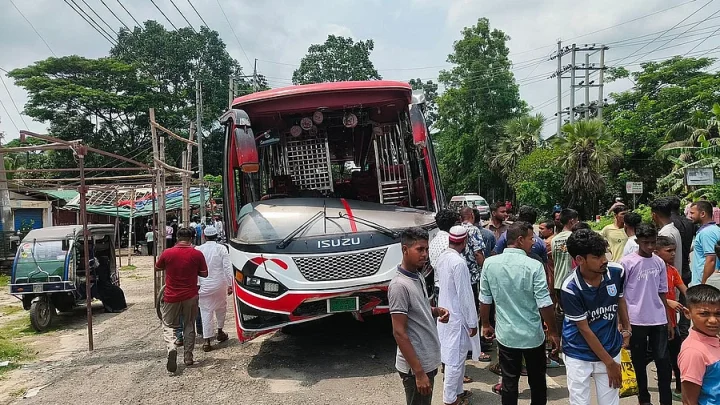 গোপালগঞ্জে ৫ প্রাণহানি: বাস-মোটরসাইকেল সংঘর্ষ