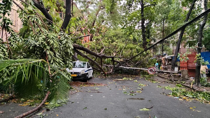 ঘূর্ণিঝড়ের কবলে কলকাতা, বিদ্যুৎস্পৃষ্ট হয়ে একজনের মৃত্যু