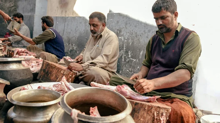 ভাগের কোরবানিতে গোশত বণ্টন করার নিয়ম কী
