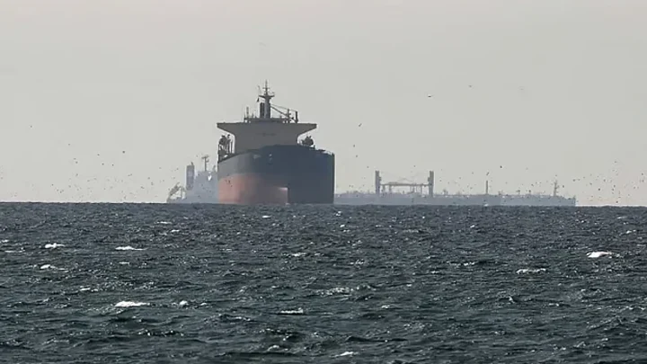 চীনের দুটি সুপারট্যাংকার ৪০ লাখ ব্যারেল তেল নিয়ে অবরুদ্ধ হরমুজ প্রণালি পেরোল