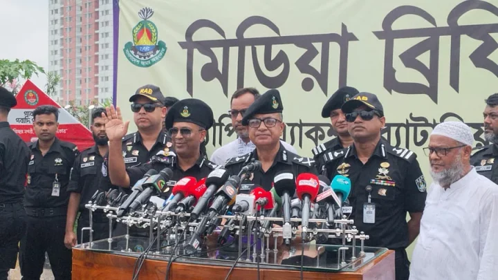 পশুর গাড়ি জোর করে নির্দিষ্ট হাটে নেওয়া নিয়ে নজরদারি চলছে: র‍্যাব মহাপরিচালক