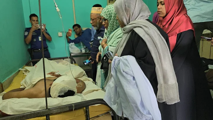 শরীয়তপুরে রোগীর মৃত্যুর ঘটনায় স্বজনদের মারধরে চিকিৎসক আহত, হাসপাতালে ভাঙচুর