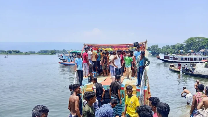 টাঙ্গুয়ার হাওরে ঘুরতে গিয়ে হাউসবোটের ছাদ থেকে পড়ে কিশোর নিখোঁজ