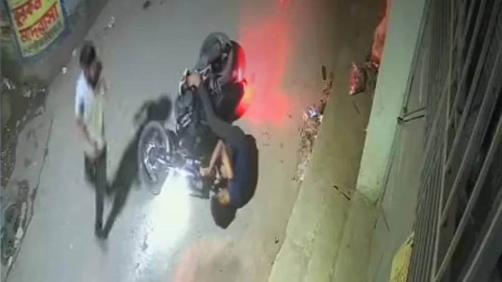 সাজিদকে ইট মেরে মোটরসাইকেল থেকে ফেলে দেওয়ার দৃশ্য সিসিটিভির ফুটেজে, এখন আইসিইউর সামনে মায়ের অপেক্ষা