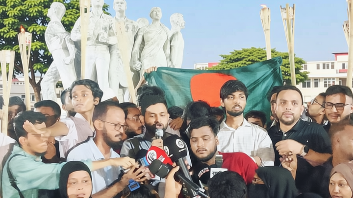 হাদি হত্যার বিচার দ্রুত নিশ্চিত করার দাবিতে ইনকিলাব মঞ্চের মশালমিছিল