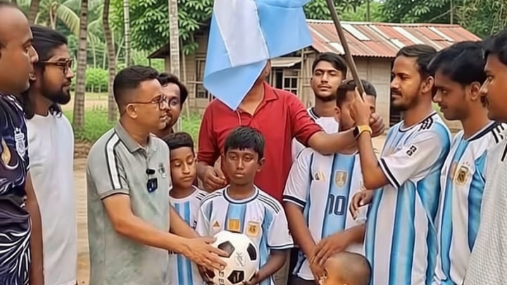 অর্থের অভাবে পলিথিন সেলাই করে আর্জেন্টিনার পতাকা বানাল শিশু ভক্ত, পরে মিলল উপহার